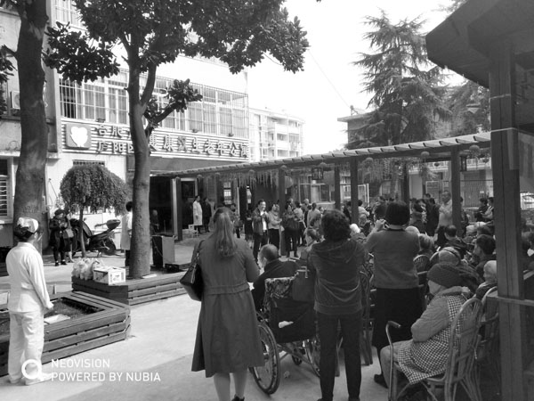 傅華董事長代表慰問團所有成員向老人們致以節日問候和美好祝福！