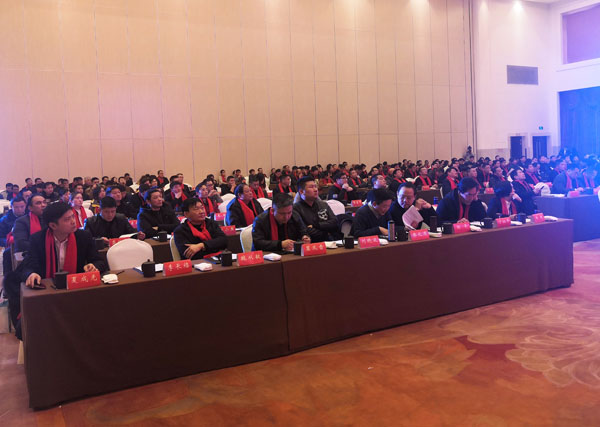 與會(huì)人員正在全神貫注觀看頒獎(jiǎng)盛況