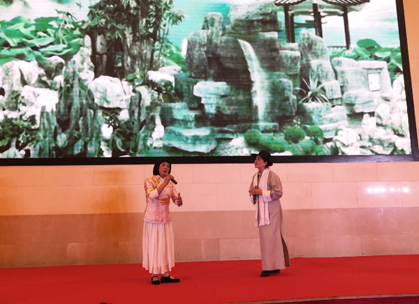 商會(huì)皖南片副秘書長(zhǎng)顧高勇（左）在晚宴中登臺(tái)獻(xiàn)藝