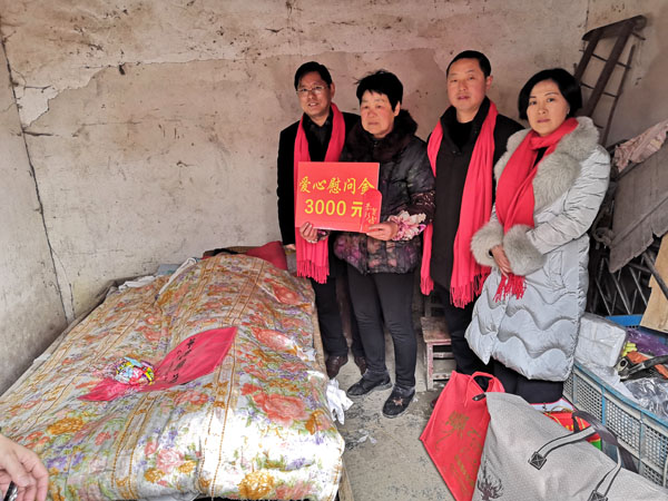 熊桂祥會長、徐敏秘書長給李金成特困老人送上慰問金和慰問物品,圖為他們和霍邱縣河口鎮領導、長年臥病在床的李金成(臥床者)及其照顧他的老姐姐(左二)合影留念