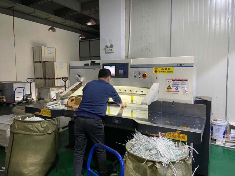 合肥大琦數碼正在裁切防疫手冊