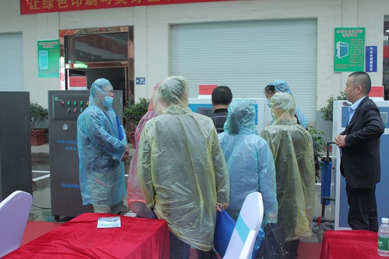 交流會(huì)開(kāi)始前舉行了設(shè)備演示會(huì),代表們穿著雨衣認(rèn)真察看廣力環(huán)保設(shè)備