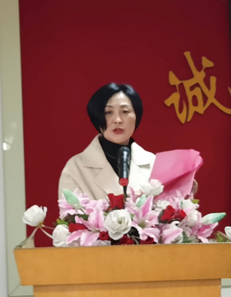 商會(huì)副會(huì)長兼秘書長徐敏介紹出席會(huì)議人員