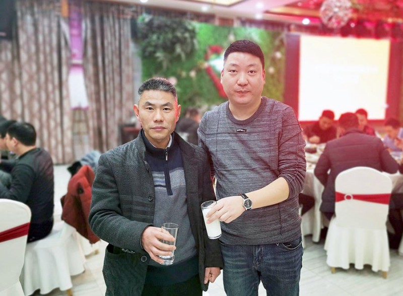 合肥鑫輝耀印務有限公司總經理陳洪奎與一等獎中獎者合影留念