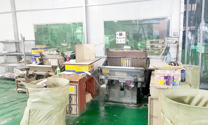 兩臺手動模切機,可零星、快速地模切出成品