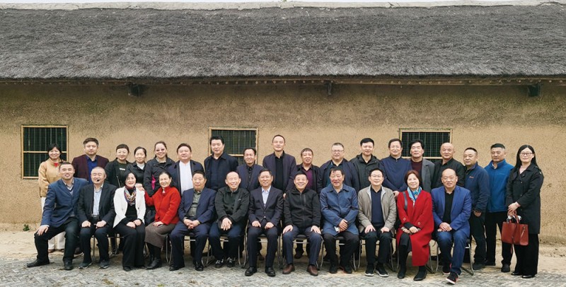 參觀吳圩鎮黨員教育活動中心的全體人員在李總理祖上舊居前合影留念