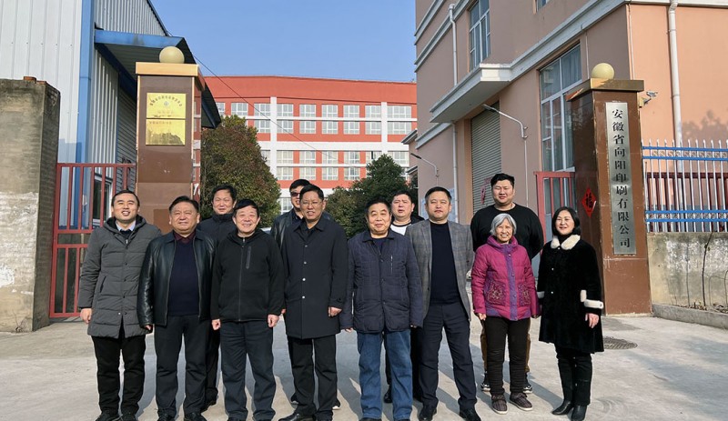 安徽向陽印刷公司董事長陳文才(前排中左)與走訪團(tuán)成員合影