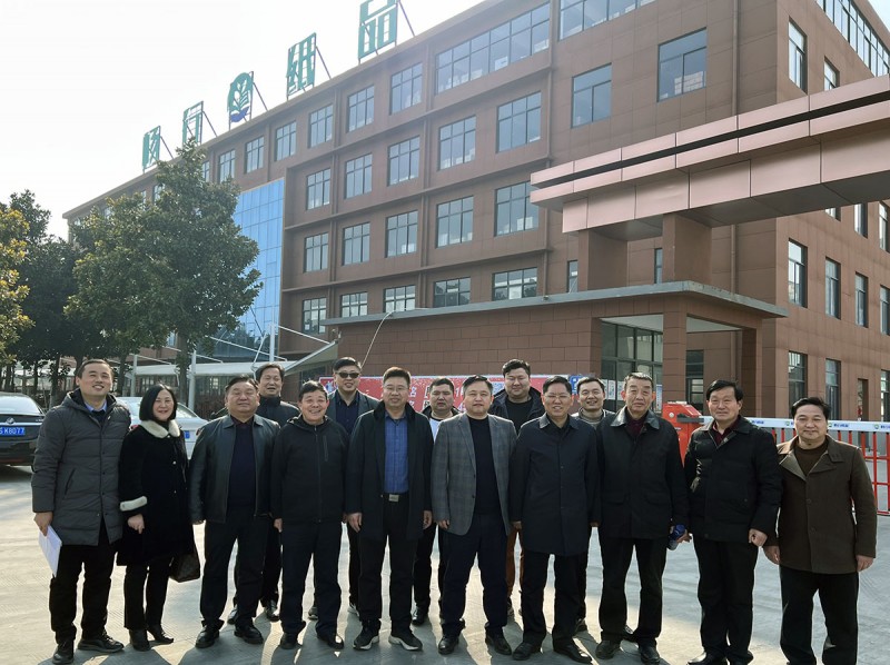 蒙城縣文旅體局黨組書記、局長尹杰(前排中右)和安徽暢行紙品公司董事長黃仲才(前排左三)與走訪團(tuán)成員合影