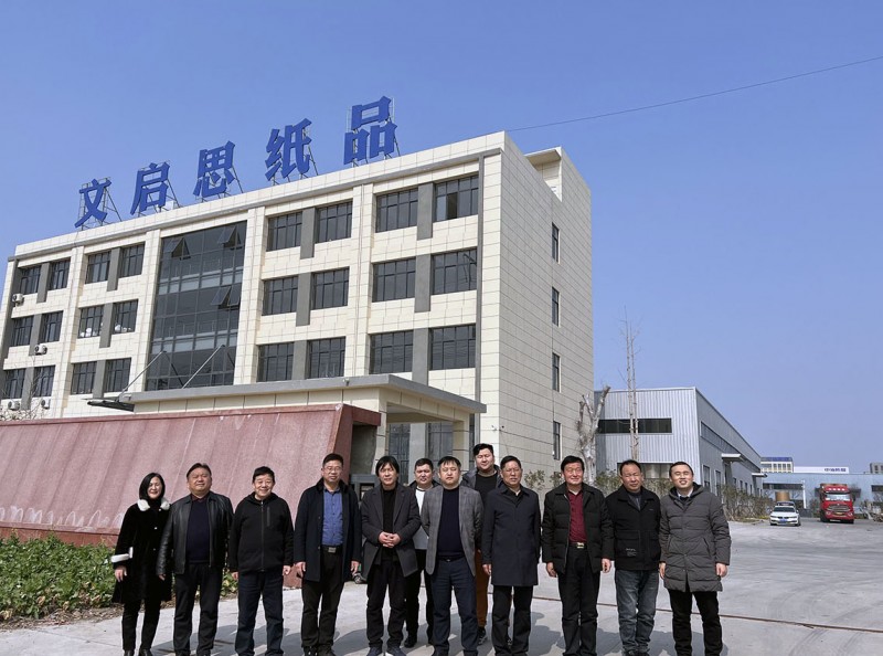 安徽文啟思紙業(yè)公司總經(jīng)理宋志強(qiáng)(前排中右)與走訪團(tuán)成員合影